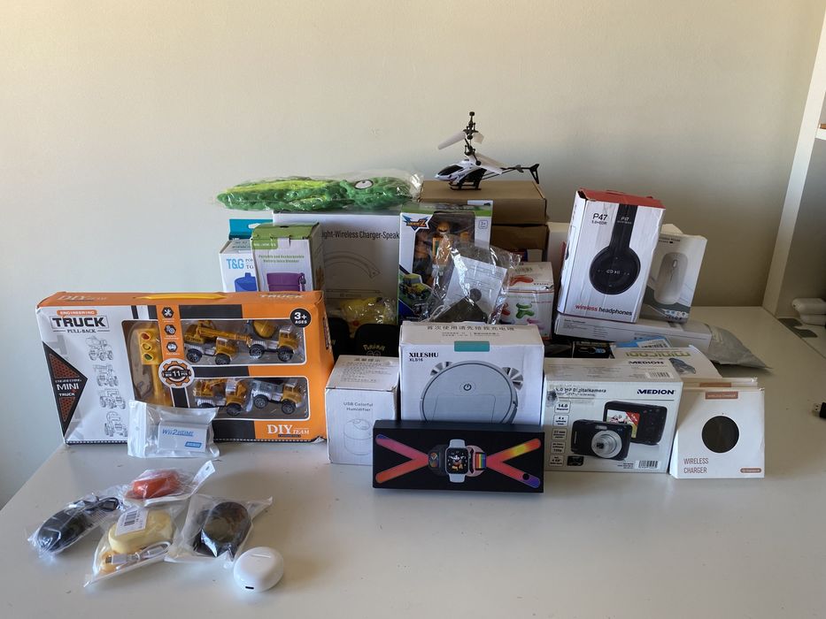 Vários produtos de tecnologia e Brinquedos