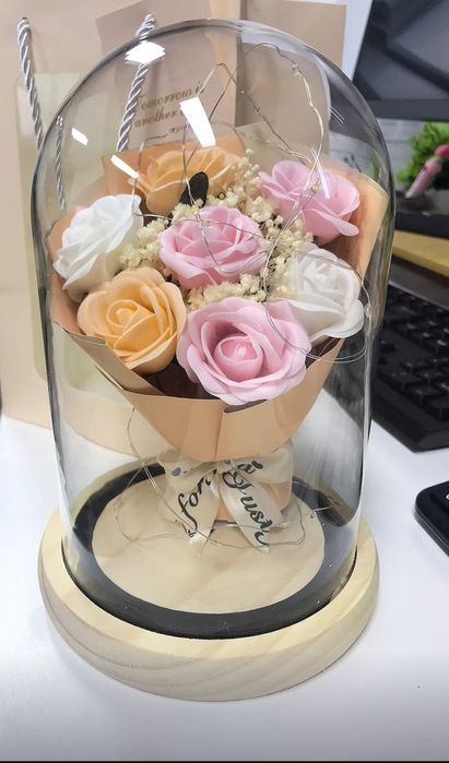 Світлодіодна скляна купольна лампа з букетом штучних троянд