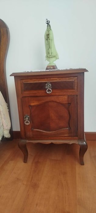 Quarto Completo Antigo em Madeira Maciça – Roupeiro, Cama, Cómoda e Mesas de Cabeceira