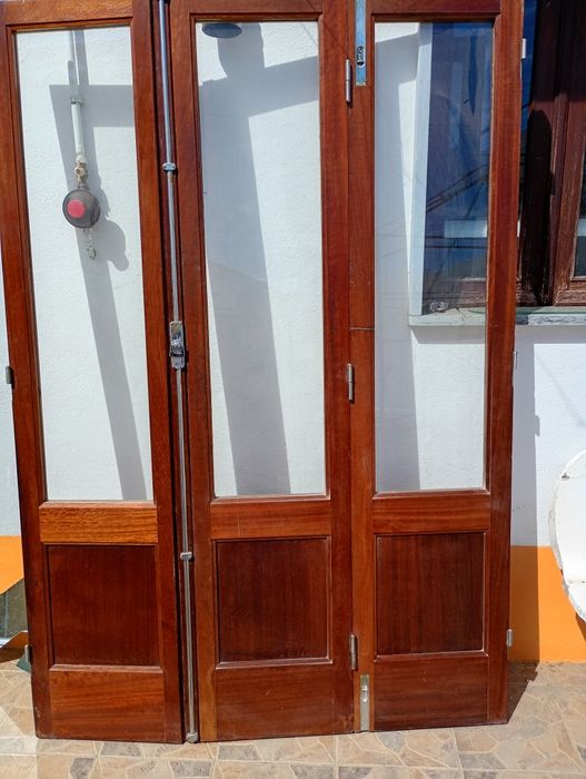 Janelas de sacada com 3 folhas madeira sucupira envernizada.