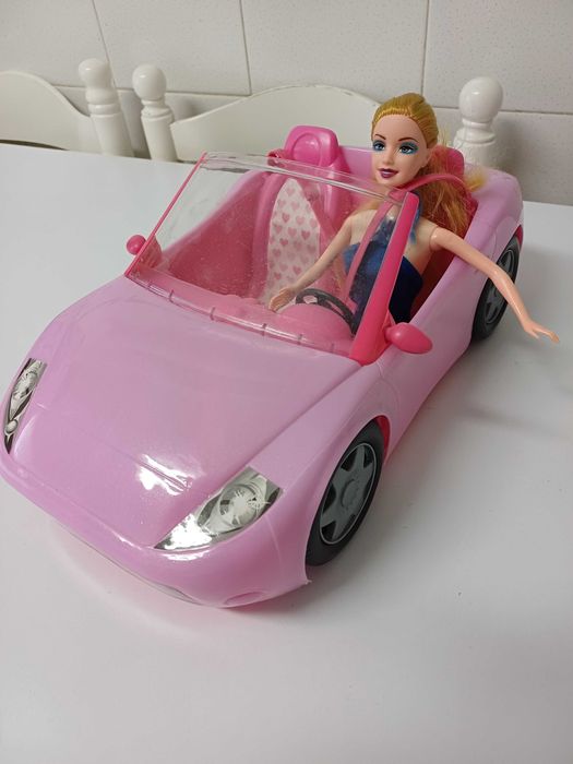 Barbie com o carro rosa