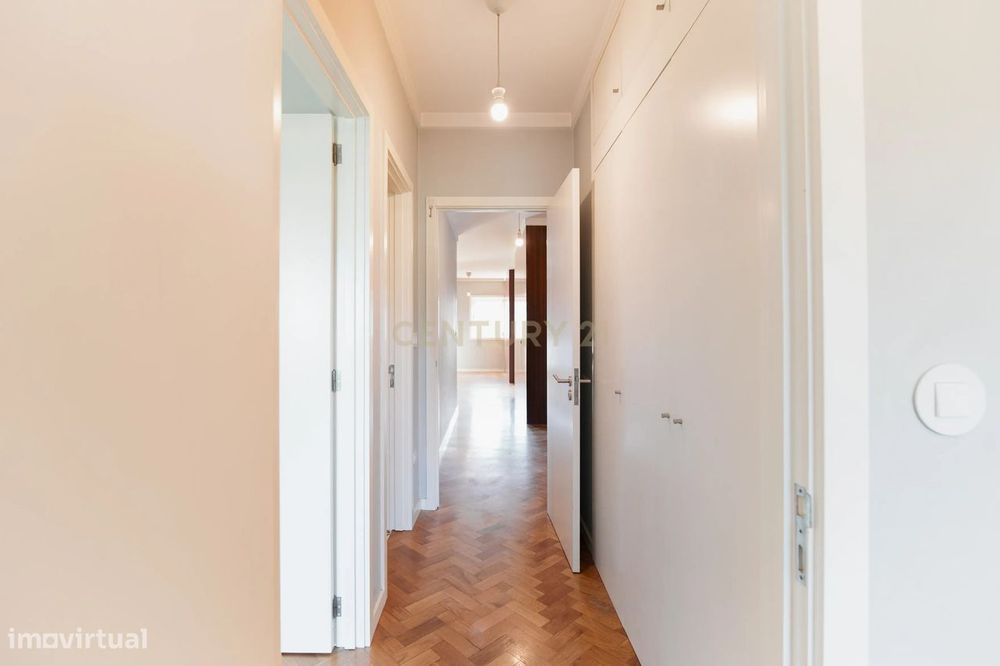 Apartamento T2  na Rua Manuel Carqueja - junto à Praça Velasquez - Por