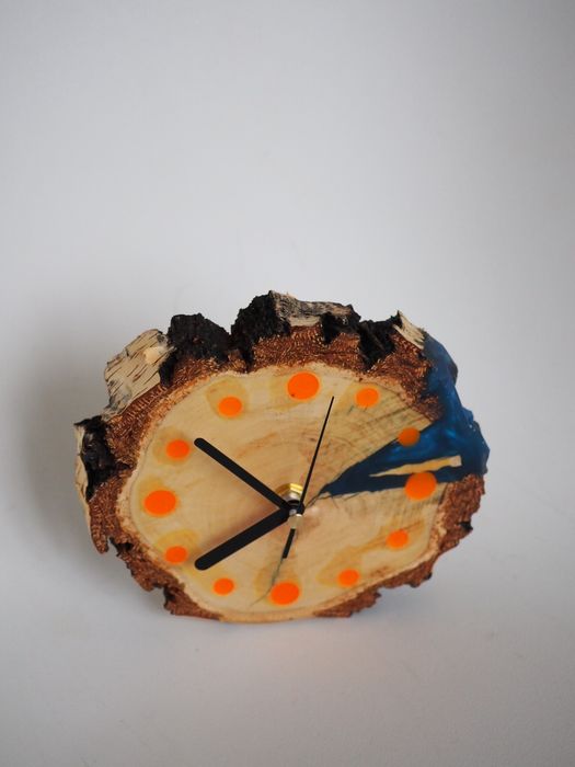 Zegar biurkowy z plastra drewna