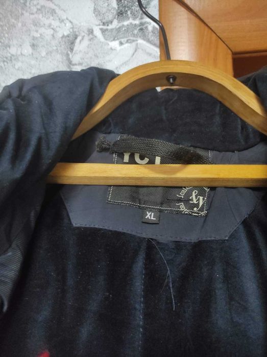 Чорне чоловіче пальто