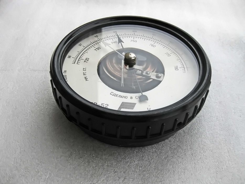 Барометр-анероид школьный БР-52. Бакелитовый корпус 1981 год СССР.