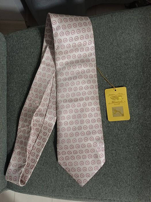 Nowy krawat jedwabny