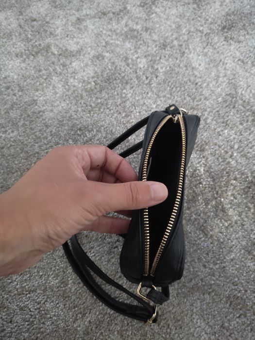 Pochete mala pequena tiracolo preta e dourada