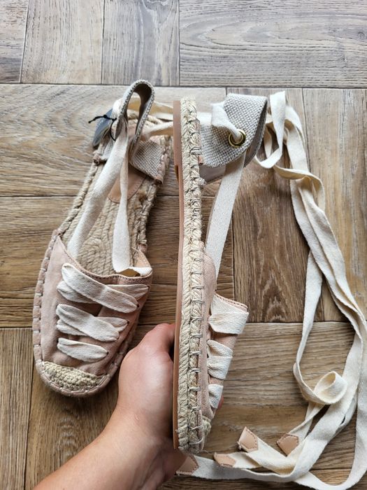 Beżowe kremowe espadryle sandały Boho wiązane na łydkach Parfois 39