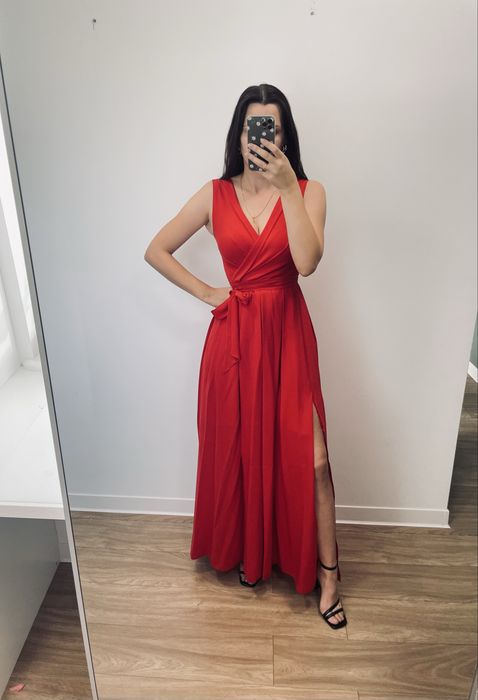 Piękna czerwona suknia z rozcięciem rozmiar 36