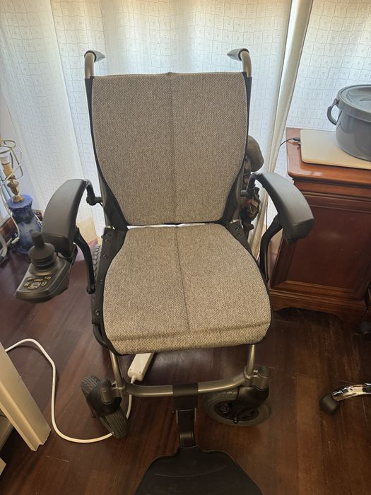 Cadeira de rodas elétrica dobrável Mobiclinic Mara