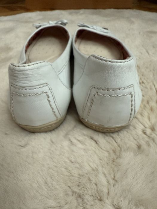 Продам білі балетки Geox