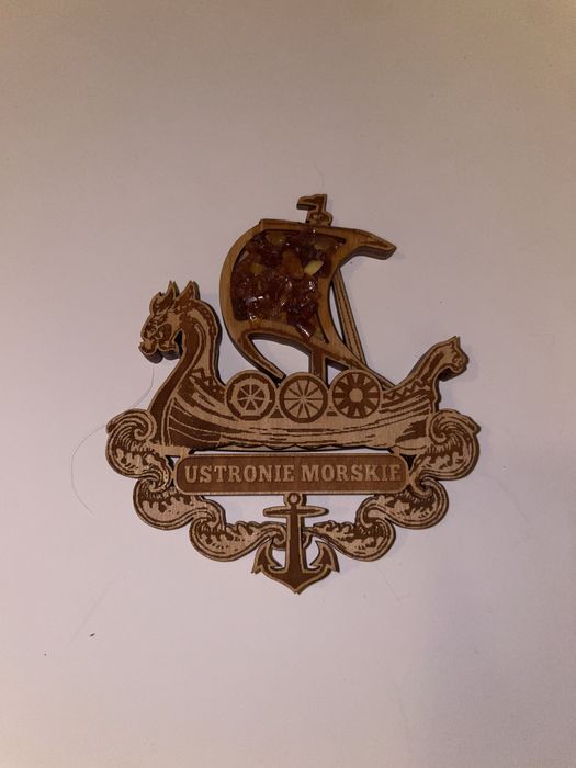 Magnes na lodowke drewniany z bursztynami Ustronie Morskie