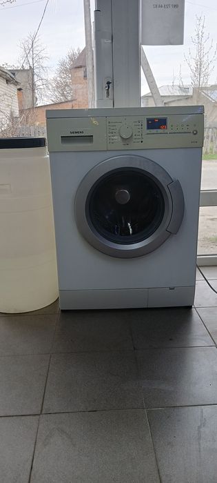 Пральна машина з баком на воду.