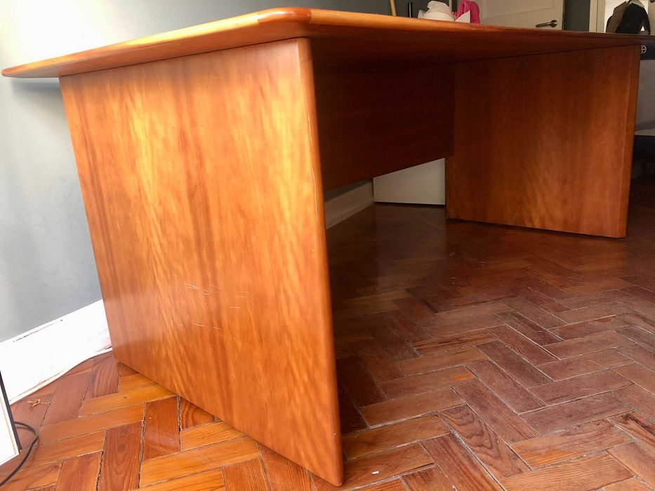 Mesa e dois armários escritório