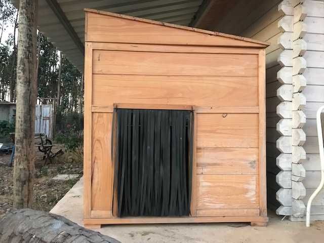 casa grande para cão em madeira de pinho feita por carpinteiro local