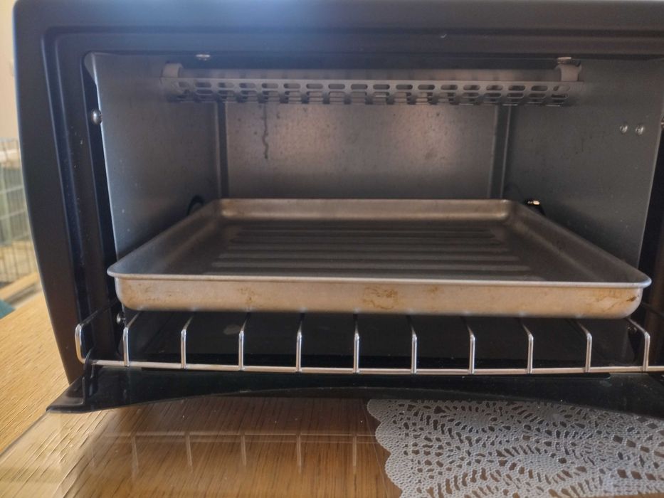 Piekarnik elektryczny z funkcją grilla.