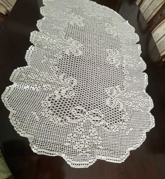 Toalha de mesa pequena, totalmente feita à mão e em renda