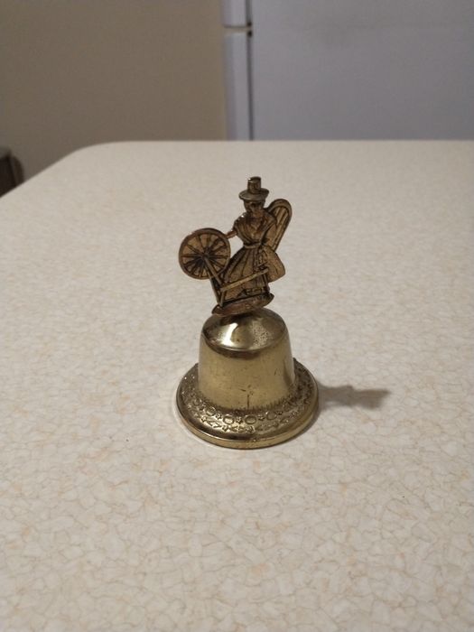 Mosiężny dzwonek kobieta w sukni 10.5 cm wysokość