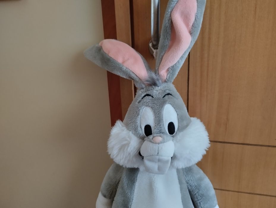 Coelhinho de pelúcia loonys tunes para guardar o pijama