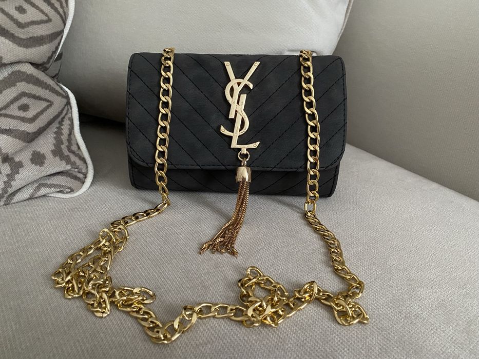 Mała torebka wizytowa kopertówka na łańcuszku