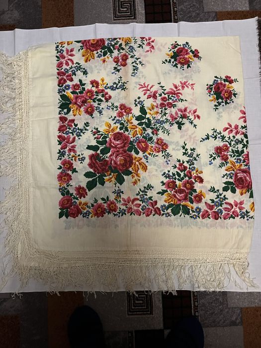 Нова украінська хустка .Размір1.5м *1.5м