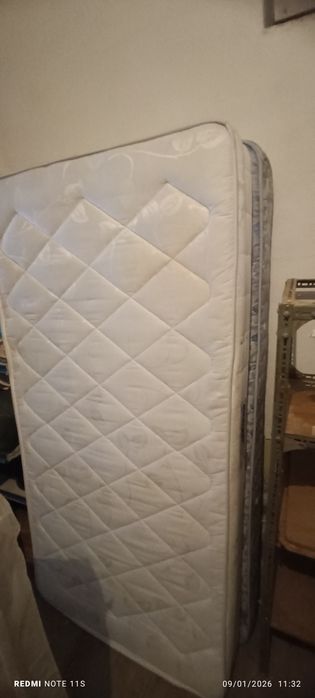 Beliche, colchão de casal, jogo de mesas