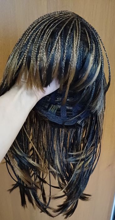 Парик из микрокосичек с бликами медового и светло-русого цвета,