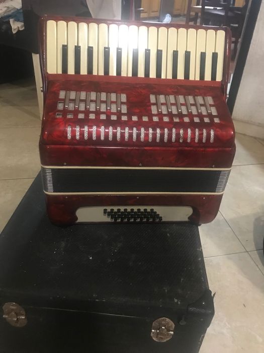 Vendo acordeão a 3 voz muito bonito e afinado por um profissional