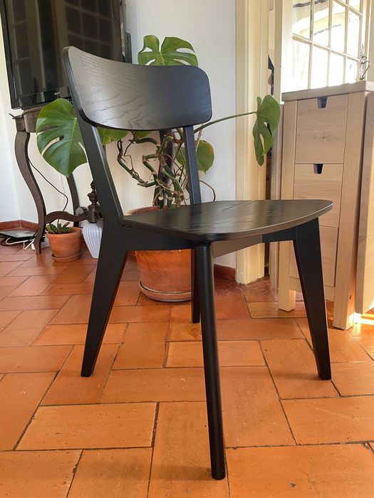 cadeira preta madeira IKEA novíssima