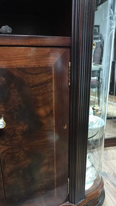 Móvel de sala clássico em madeira com vitrine – excelente estado