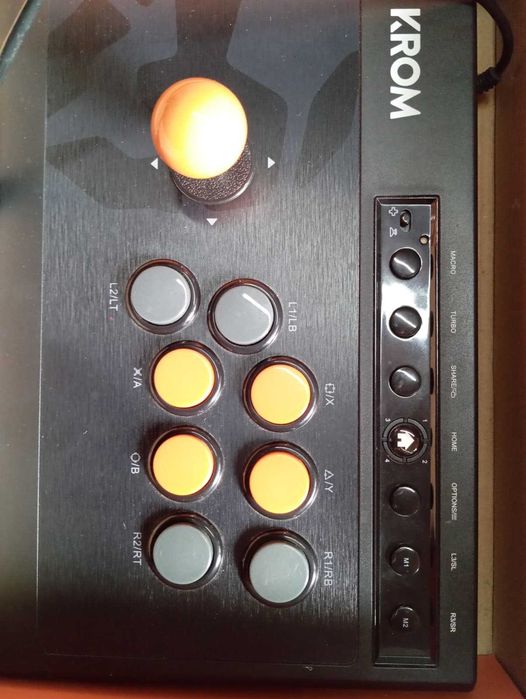 Comando Arcade / Fighting Stick Krom Kumite (Multiplataforma)