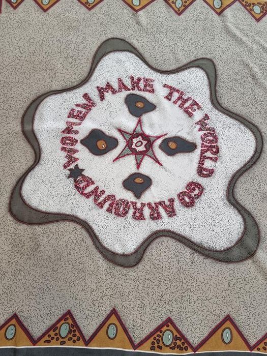 Хустка з натурального шовку з написом women make the world go arround