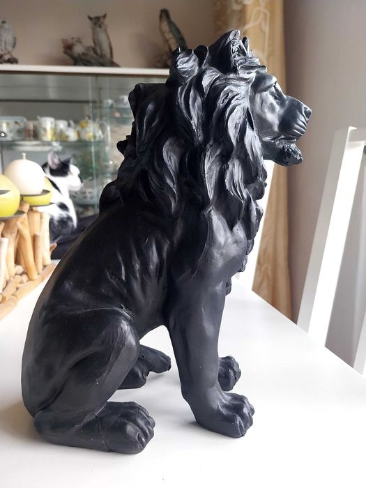 Estátua/estatueta de leão preto