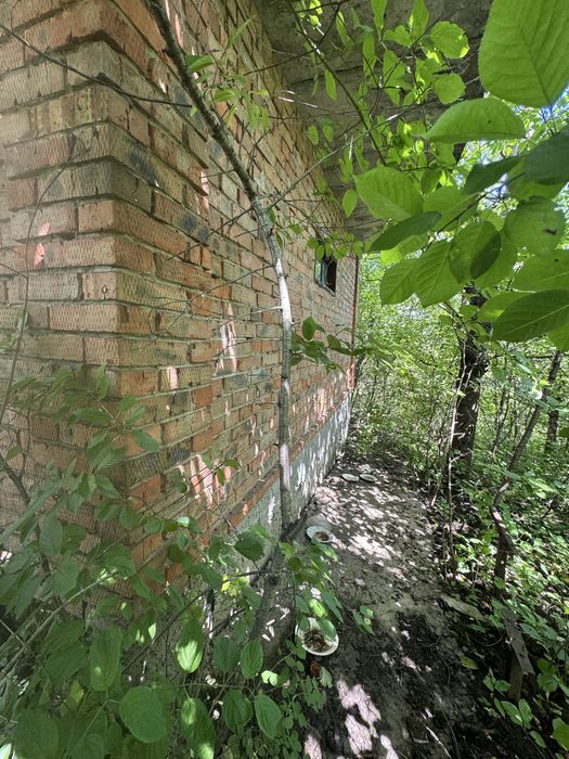 Продам капітальну будівлю на ділянці 6 сот.