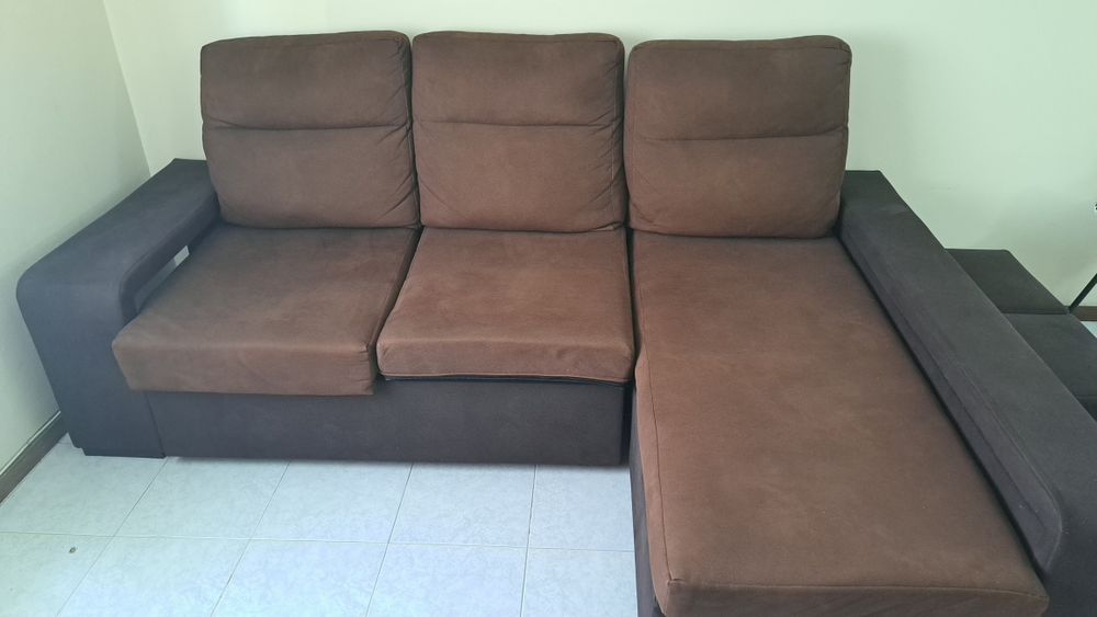 Sofá com chaise longue e pufs