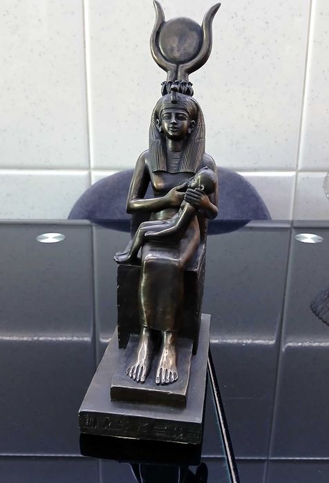 Artesanato Egípcio: Estatueta da deusa Ísis a amamentar Hórus bebé