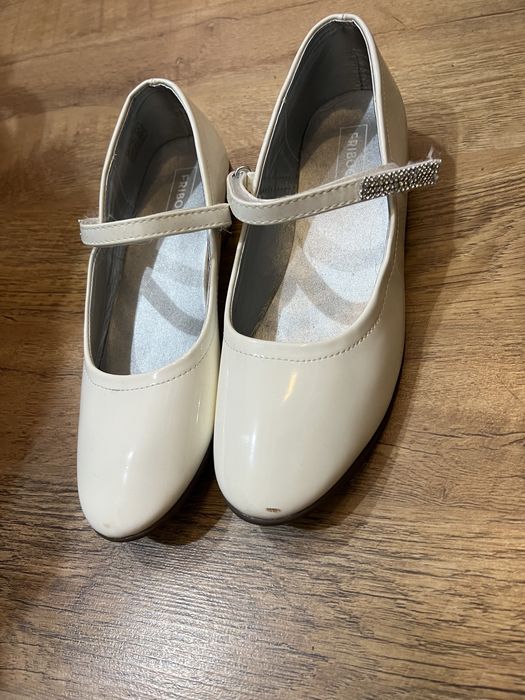 Туфли белые 36 состояние новых