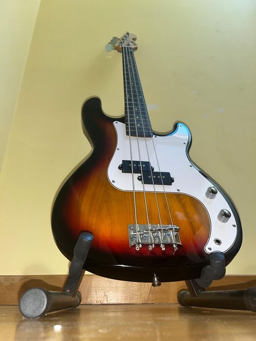 Gitara basowa Echo plus wzmacniacz