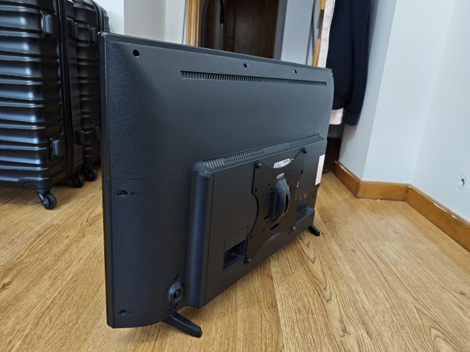 Smart TV BLaupunkt 32" JBL c/ suporte parede