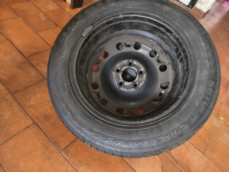4 rodas de ferro com pneus.