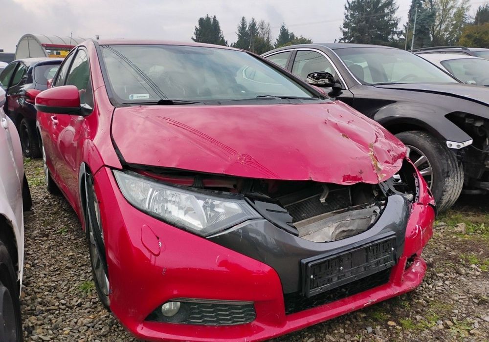 Honda Civic 2013r, 1.6 Diesel. Uszkodzony lewy przód i tył.