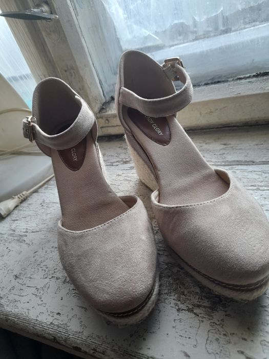 Sandały na Plecionym Koturnie