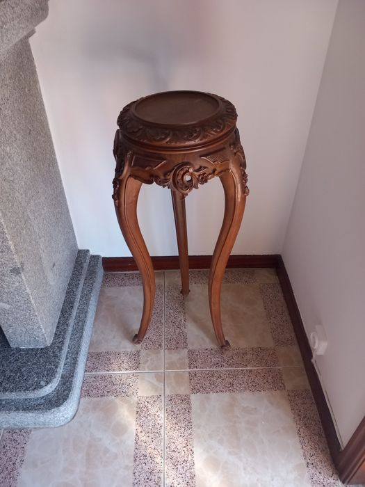 Coluna decorativa em madeira