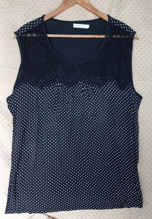 T-shirt cavada preta e com renda