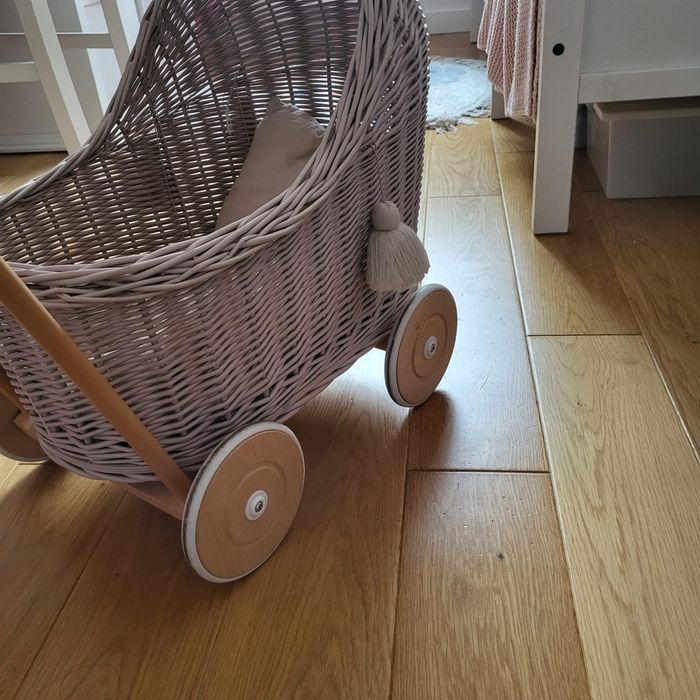 Wózek wiklinowy z akcesoriami