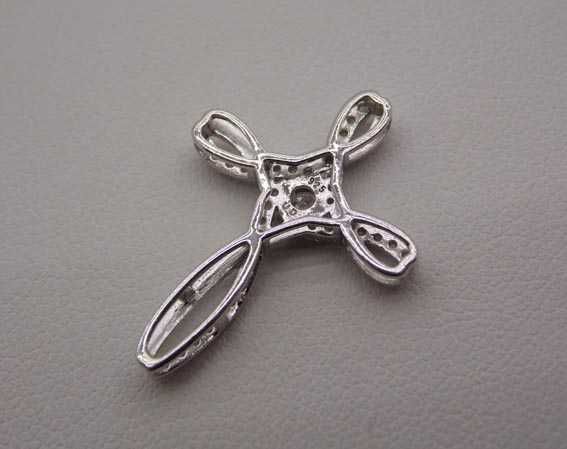 Srebrny krzyż krzyżyk z diamentami 0,35 ct.
