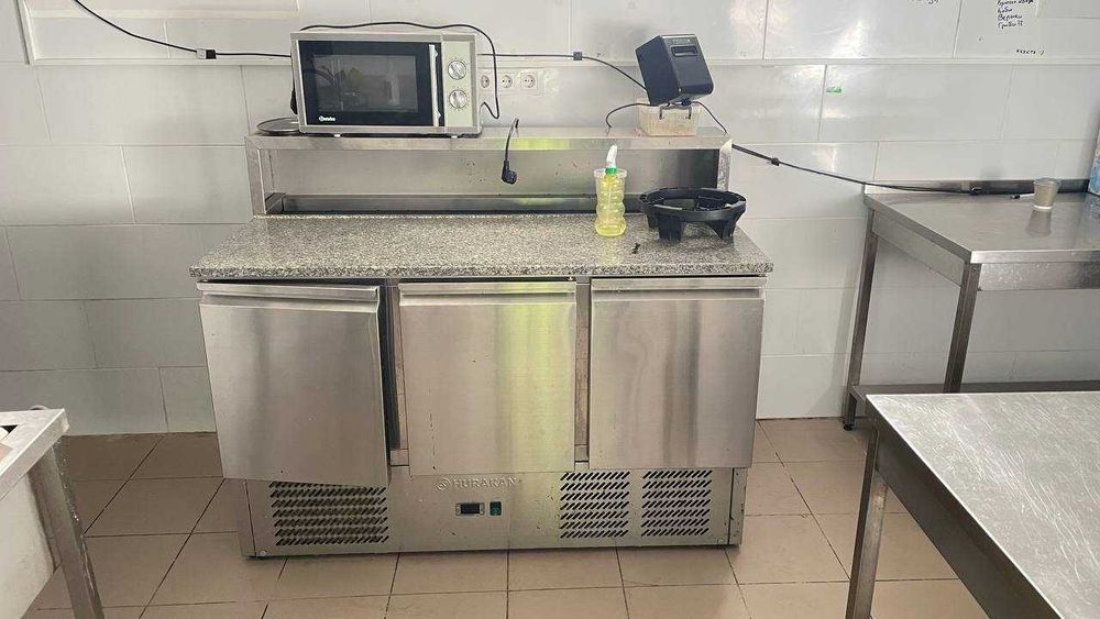 Холодильник з саладетою Hurakan HKN-GXSD3GN з гранітною поверхнею