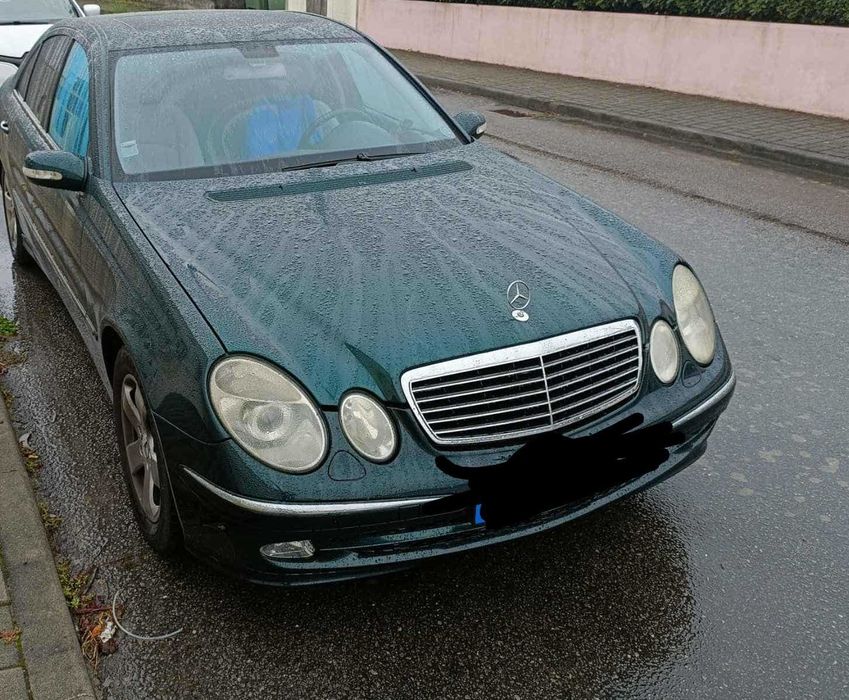 Mercedes E 270.