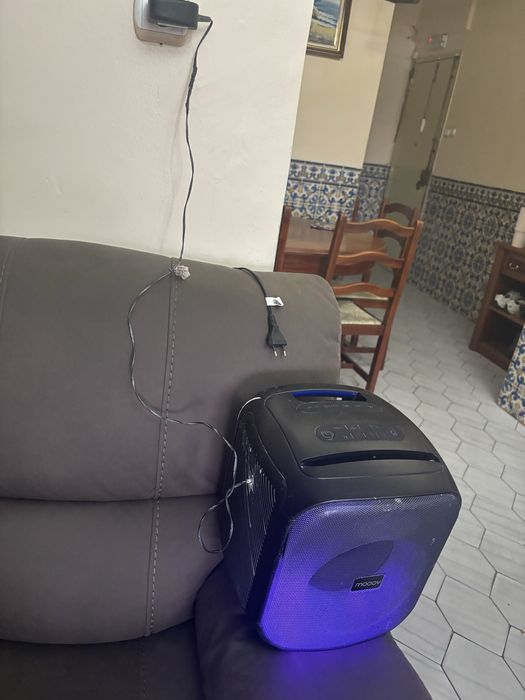 Vendo coluna de som que só trabalha se colocar na energia