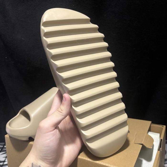 Yeezy Slide 43.